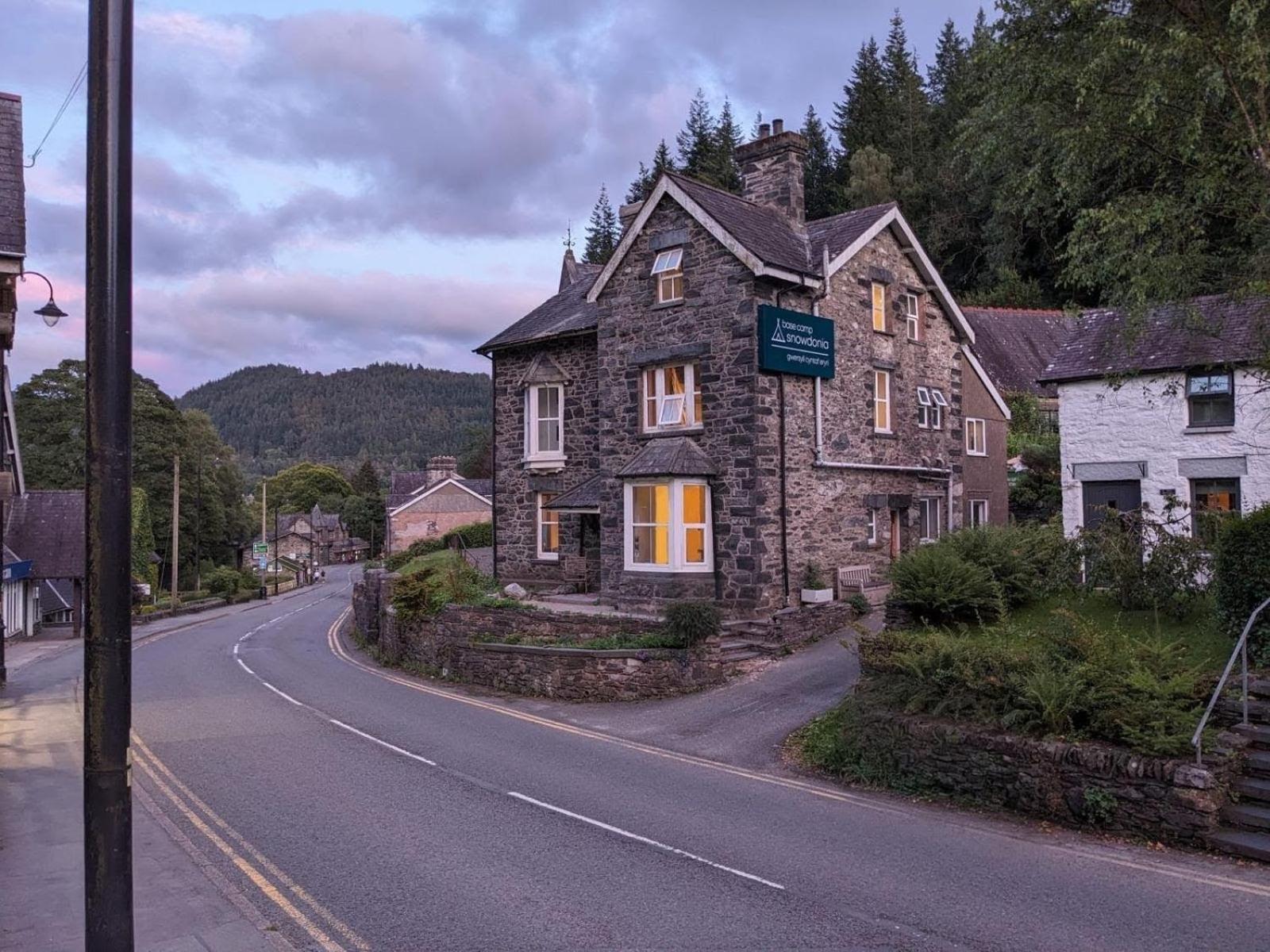 Base Camp Snowdonia, Gwersyll Cyntaf Eryri Hostel Betws-y-coed Kültér fotó